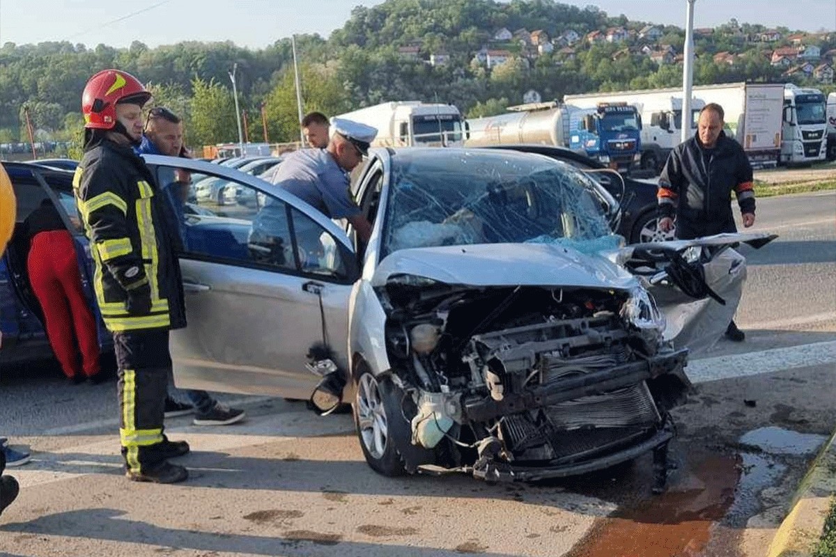 Sudar dva automobila i kamiona, ima povrijeđenih