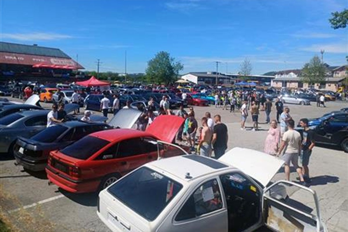 Prvi automobilski tjuning šou u Derventi okupio brojne učesnike
