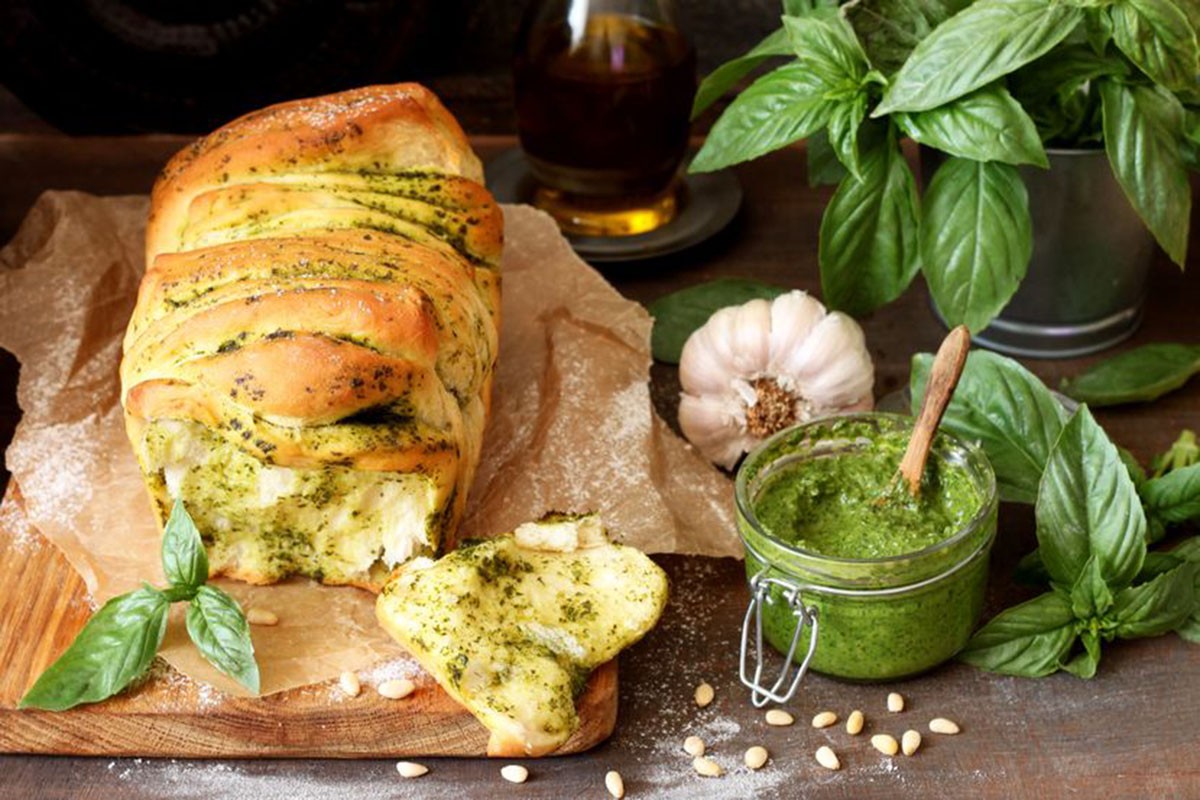 Domaći hljeb sa pesto sosom