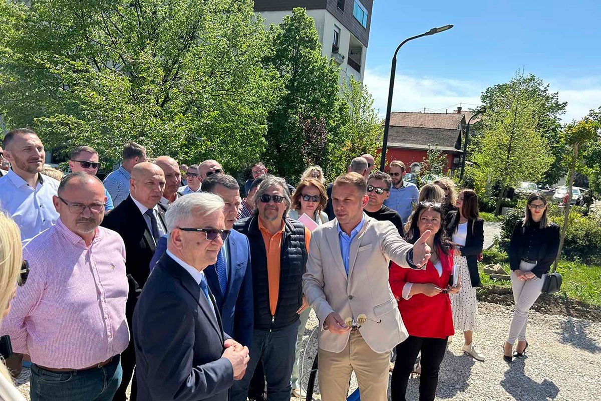 U Banjaluci "niče" šest novih kružnih tokova, u jednom i tulipani (VIDEO)