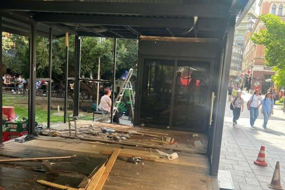 Uklonjena bespravno postavljena bašta u Sarajevu