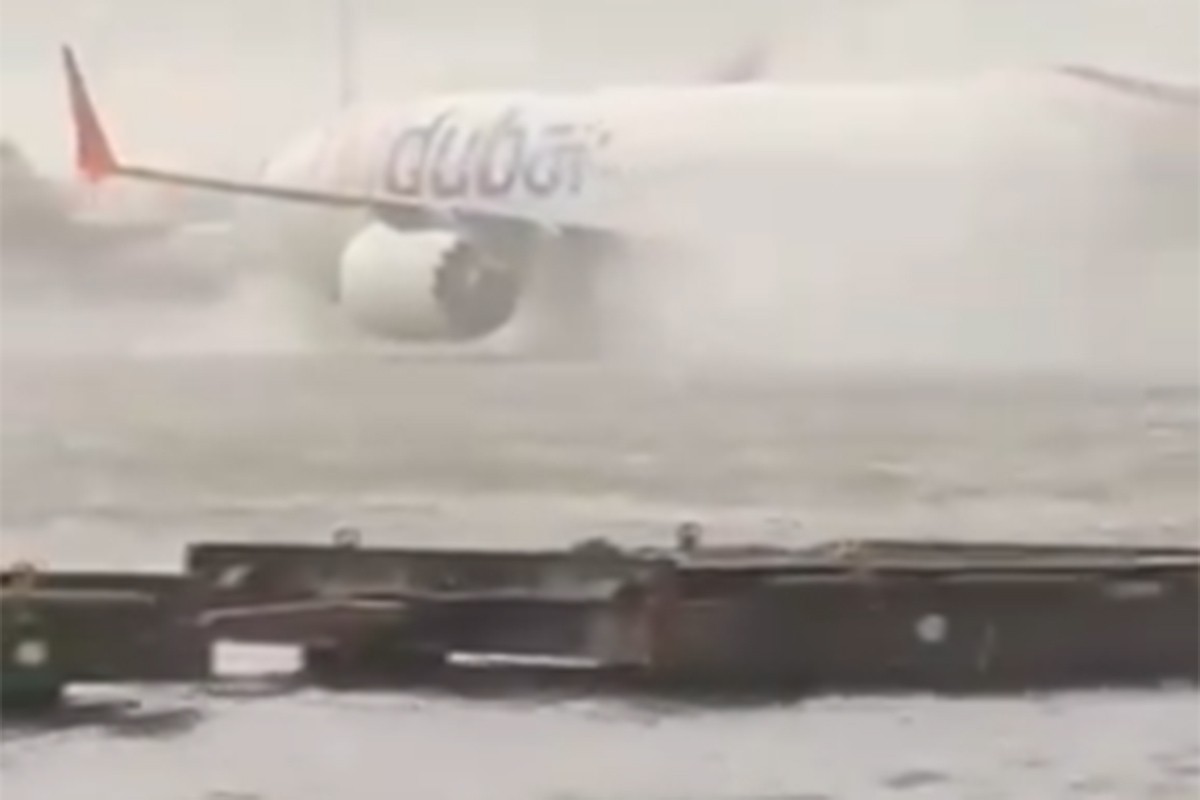 Potop na aerodromu u Dubaiju, avion se jedva kreće po pisti (VIDEO)