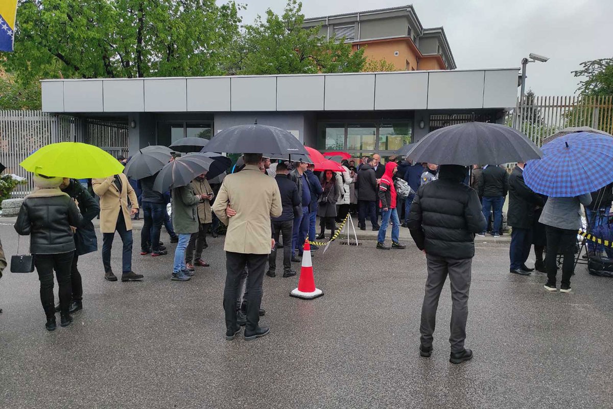 Građani Srpske pred Sudom BiH čekaju suđenje Dodiku i Lukiću