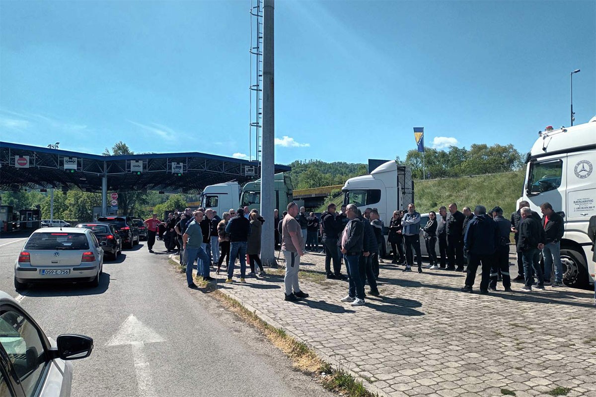 Protest zbog zatvaranja graničnog prelaza Karakaj