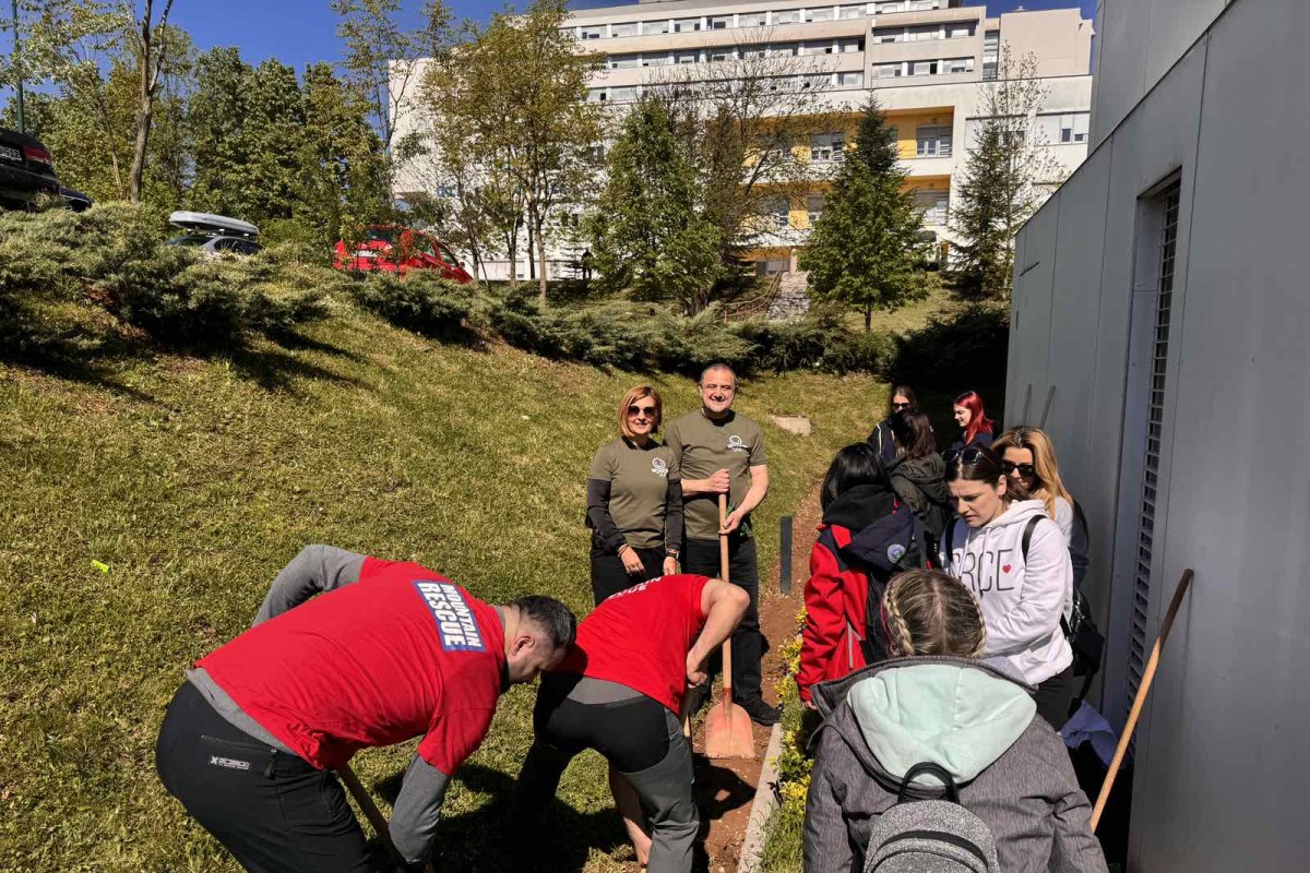 Uređena bašta oko Roditeljske kuće u Sarajevu
