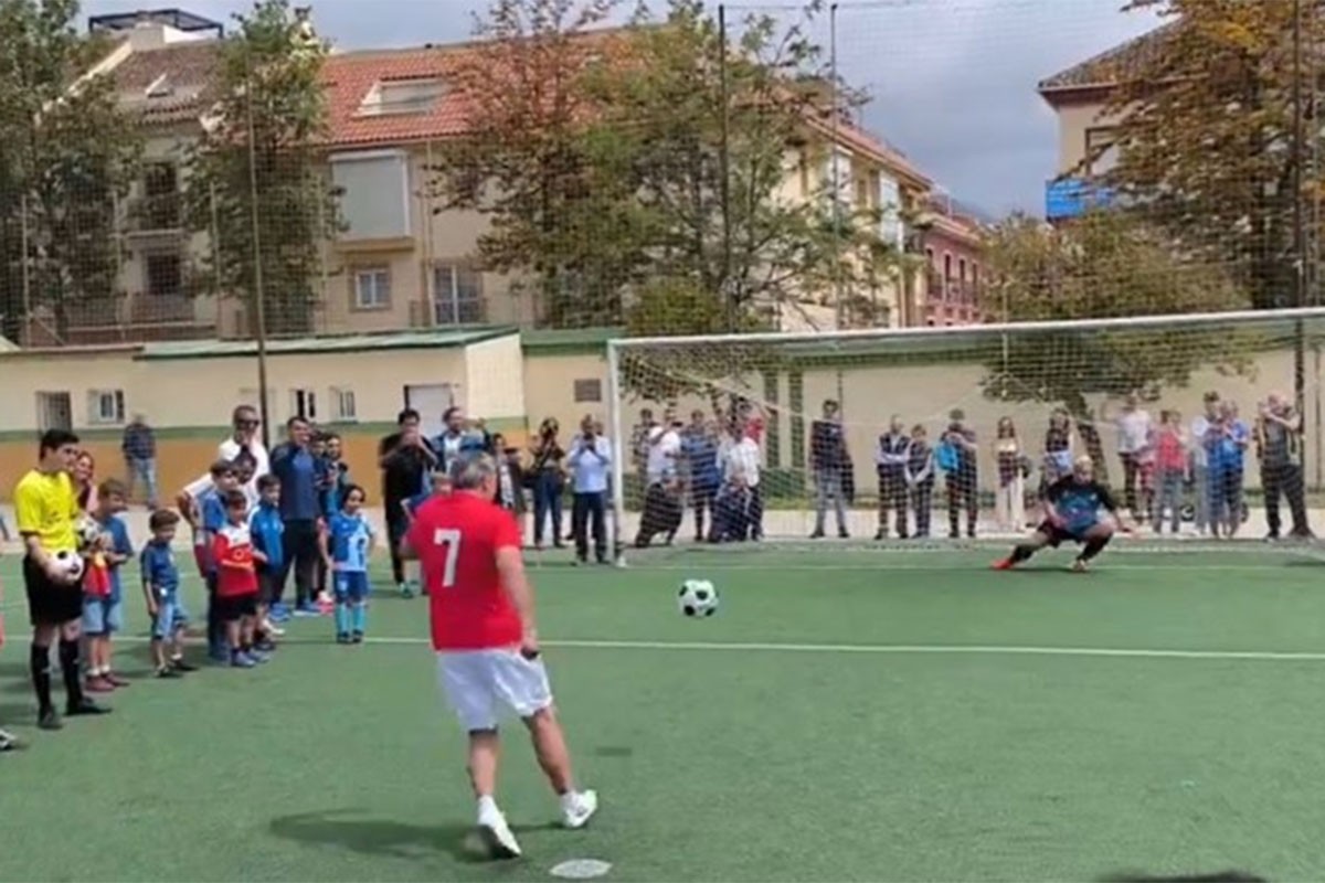 Panenka u 75. godini izveo panenku (VIDEO)