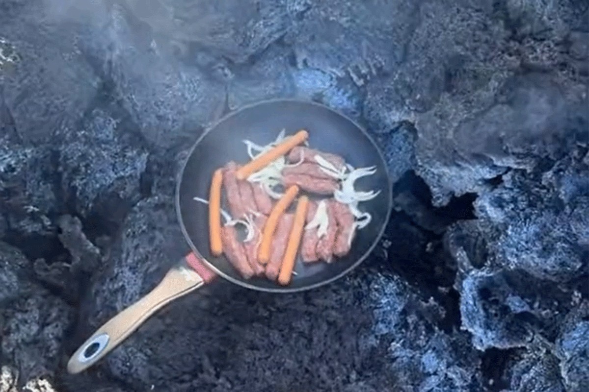 Momci sa Balkana roštiljali ispod vulkana dok izbacuje lavu: "Ne bojte se ničega" (VIDEO)