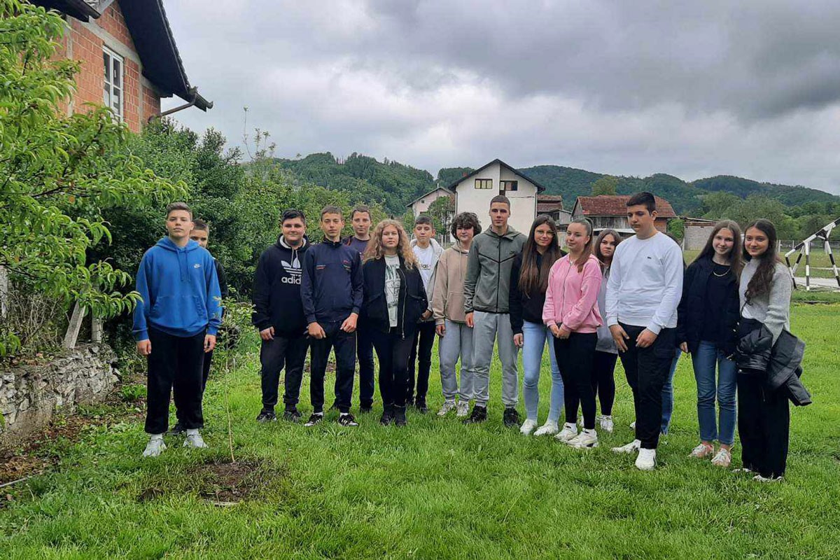 Učenici iz Sanskog Mosta i Ribnika zasadili drvo prijateljstva