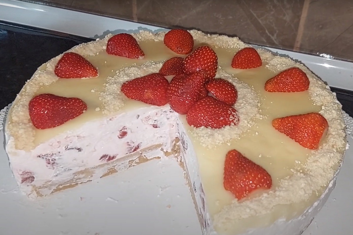 Torta s bijelom čokoladom i jagodama