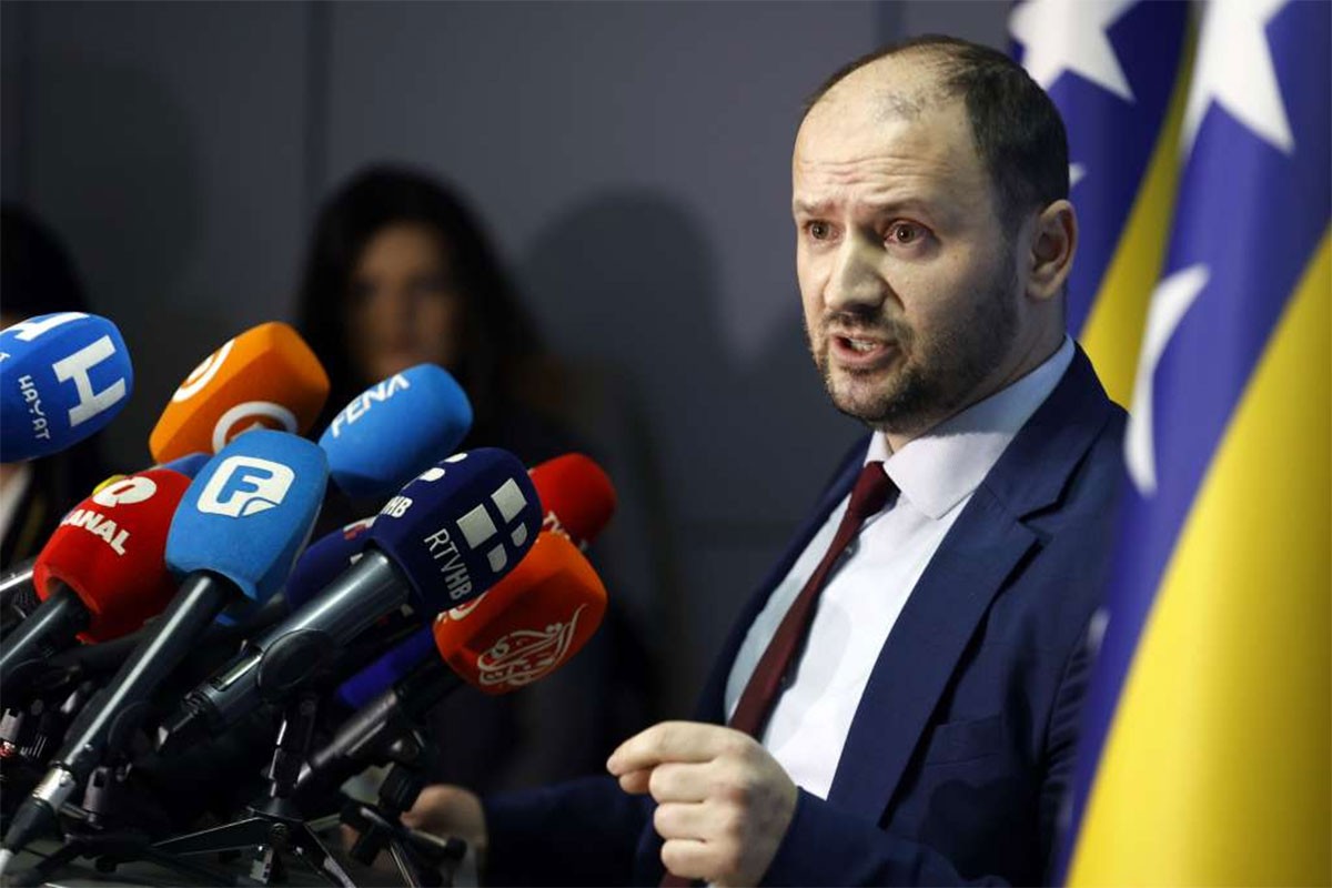 Bošnjaci traže da Šmit produži rok za imenovanje Vlade FBiH