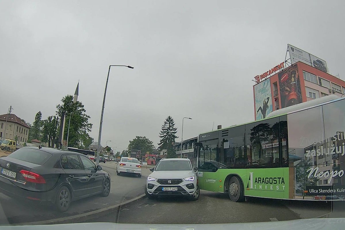 Kolaps u Banjaluci: Sudar u kružnom toku, ušao u pogrešan smjer, udario u autobus