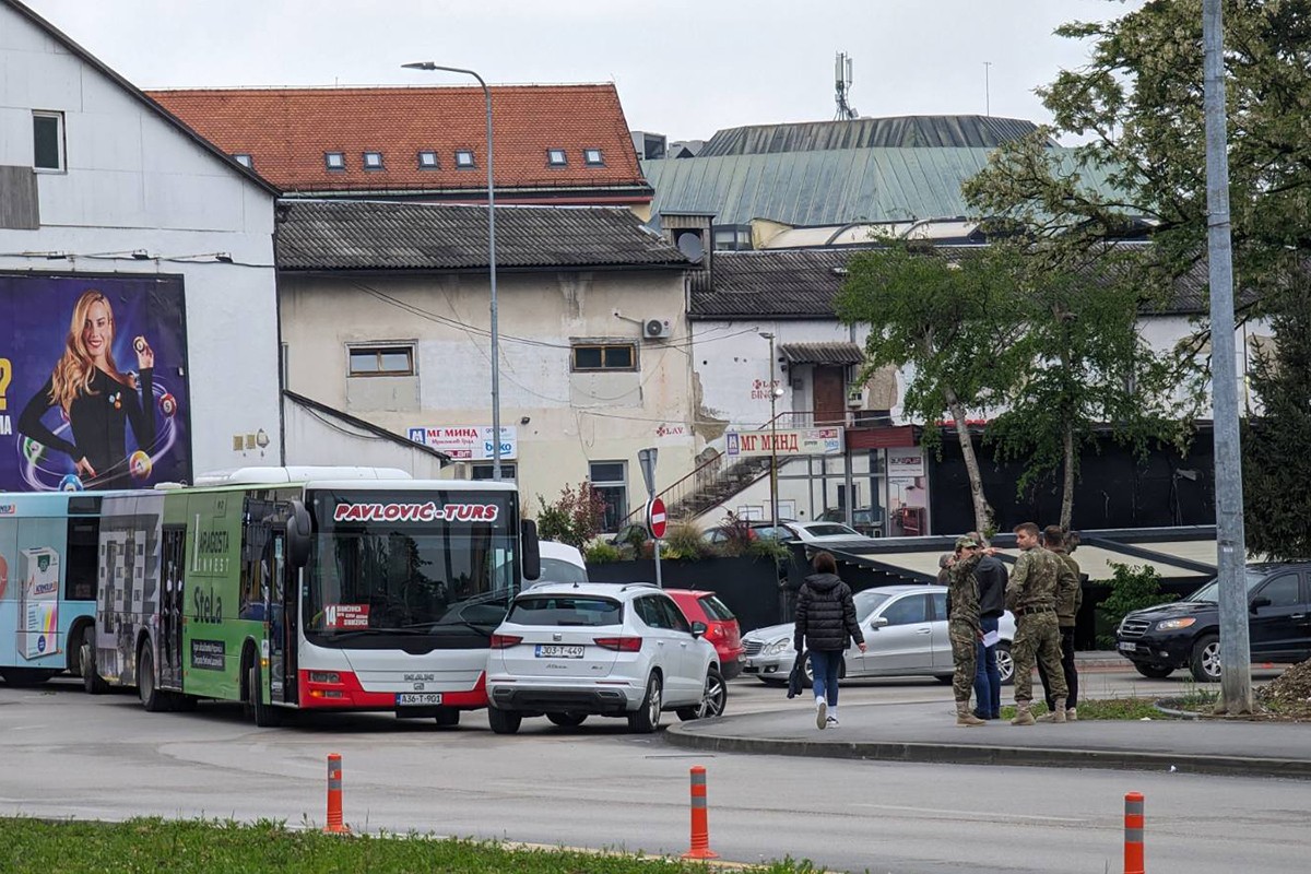 Bez povrijeđenih u sudaru dva autobusa i auta u centru Banjaluke