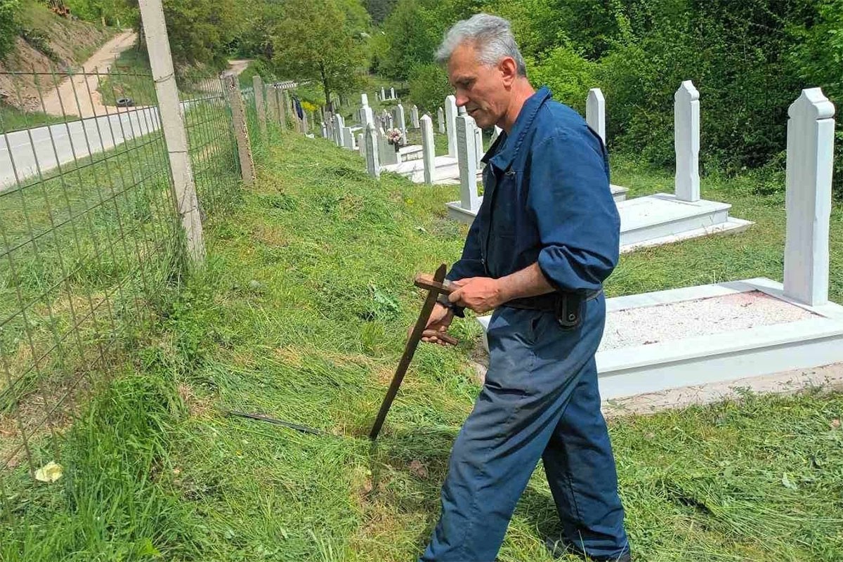 Održava muslimanska i pravoslavna groblja: "Nekad za sevap, a nekad za pare"