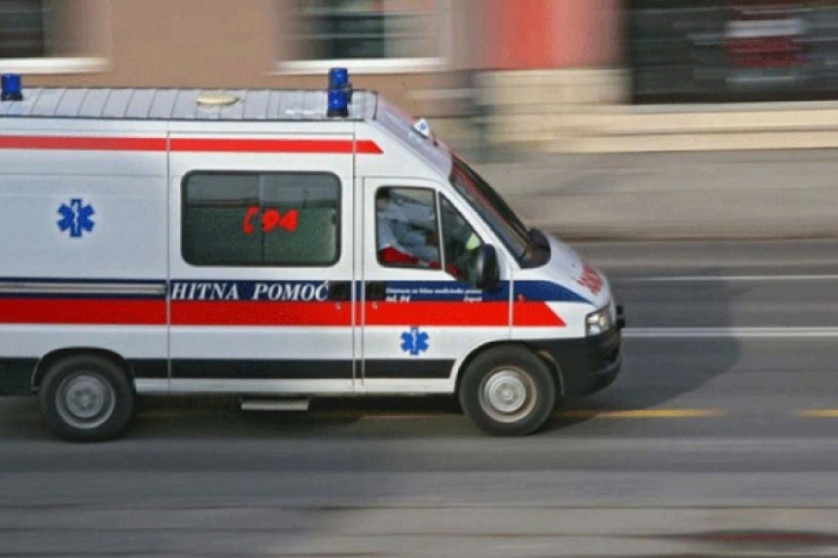 Grana pala djevojci na glavu u dvorištu crkve tokom proslave Vrbice