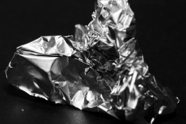 Zašto ljudi vješaju kuglice od aluminijske folije po svom vrtu