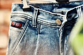 "Odlijepili" za farmerkama sa "mrljom od mokraće": Pogledajte koliko ...