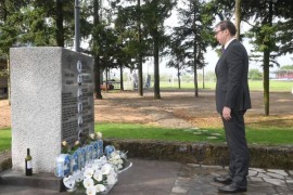 Vučić položio cvijeće u Malom Orašju: Bezumni pohod iza sebe ...