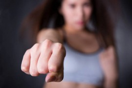 Žena mafijaša pretukla nastavnicu jer je ukorila njenog sina