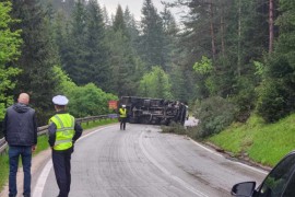 Prevrnuo se kamion, povrijeđen vozač
