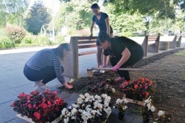 Radnici Kulturnog centra Gradiška zasukali rukave: Iz kancelarije u ...