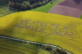 Zaprosio djevojku uz pomoć traktora i kosilice (VIDEO)