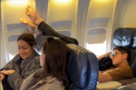 Stavio noge pored putnice u avionu, pogledajte kako mu se osvetila ...