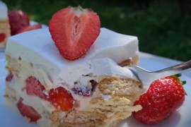 Torta od banana i jagoda koja se ne peče