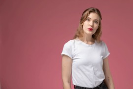 Univerzalni komad: Bijela majica, svestran i elegantan modni klasik