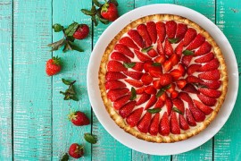 Torta od sira i jagoda spremna za tren