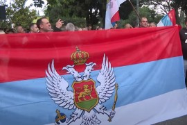 Građani Crne Gore ispred zgrade Vlade prate glasanje o rezoluciji