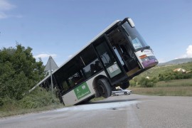Autobus pun đaka se zapalio pa sletio sa puta u Hrvatskoj