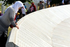 Na spomen-pločama u Potočarima više desetina ljudi koji su i dalje živi