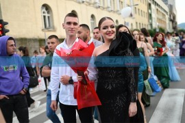 Maturanti svojom ljepotom rastjerali kišne oblake (FOTO, VIDEO)