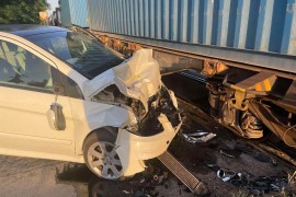 Automobil udario u teretni voz, dva vagona iskliznula sa pruge