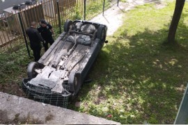 Automobil sletio u dvorište škole i završio na krovu