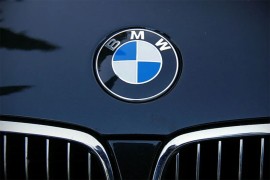Zbog stanarine cjepanicom razbio staklo na BMW 5