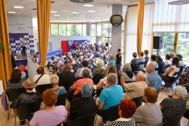 Stanivuković uručio nove kartice za besplatan prevoz penzionerima