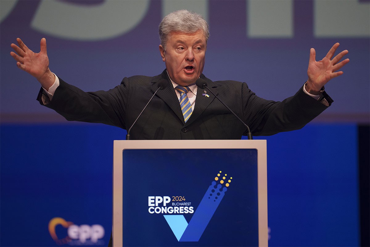 Porošenko se slikao pored osvojenog ruskog tenka poslije izdavanja potjernice