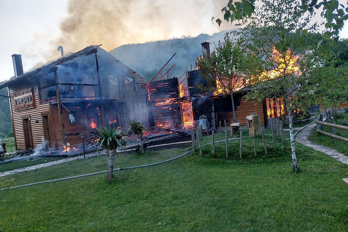 Izgorio restoran u Ribniku (FOTO)