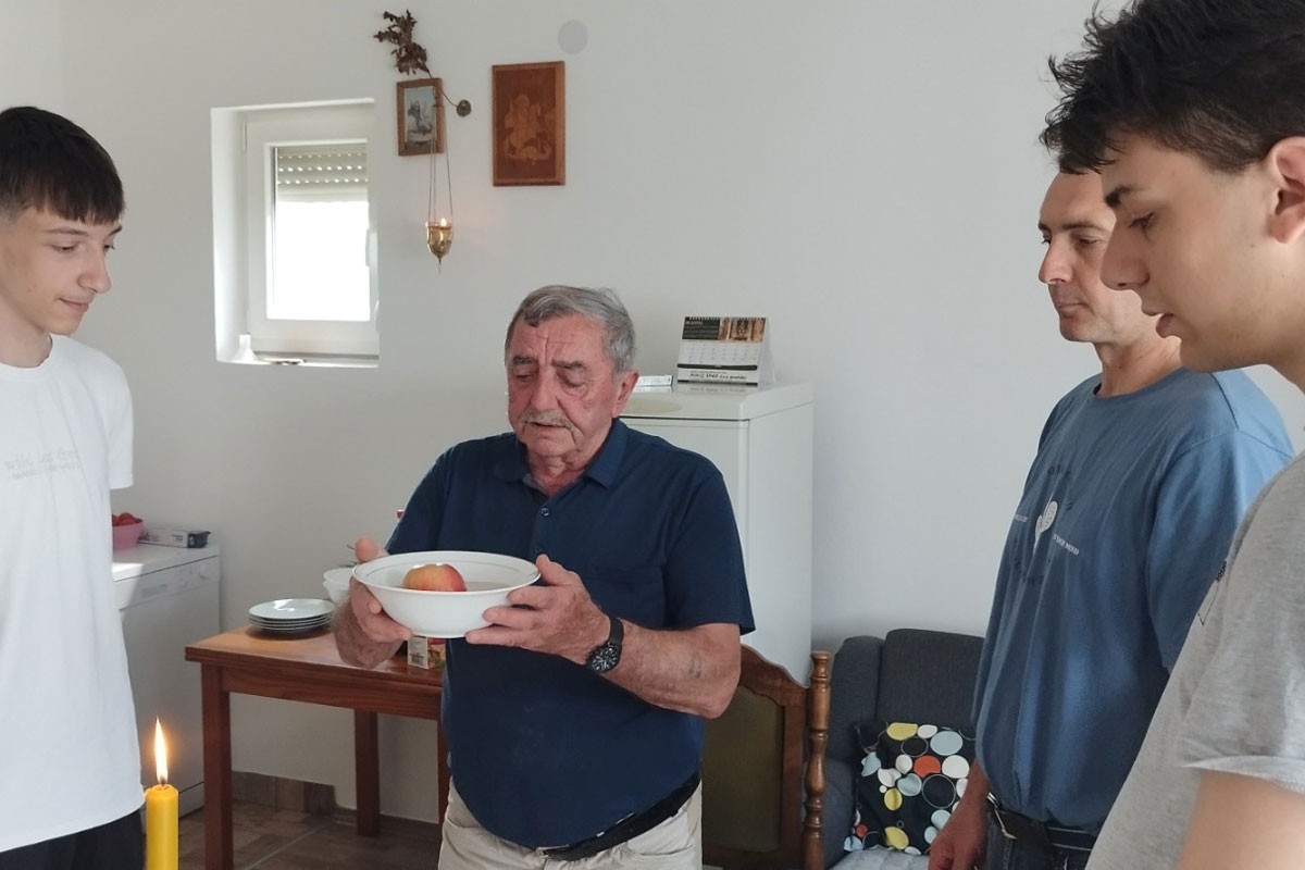 Đurđevdanski običaji u Lijevču: Jabuka u činiji rakije
