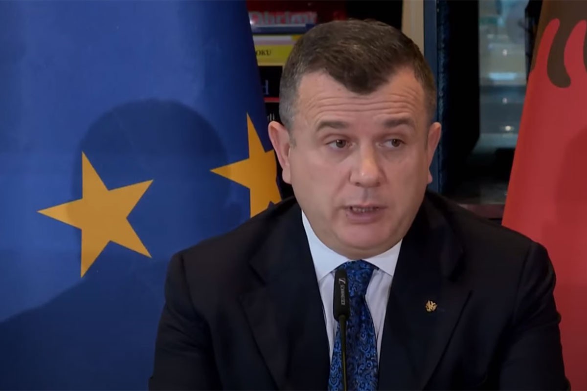 Ministar sa suzama u očima saopštio da je pronađeno tijelo druge djevojčice