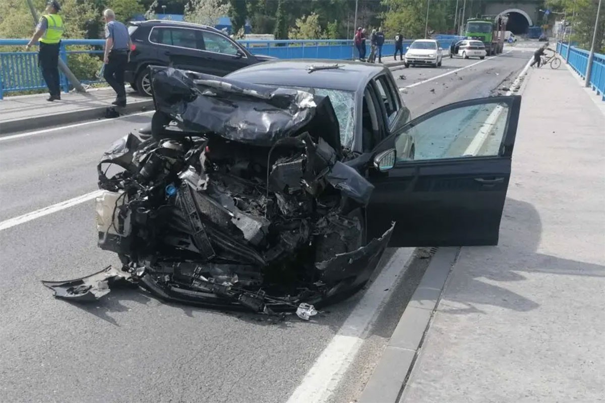 Drama u Jajcu: Ušao u golf u kojem je bila žena, ona iskočila, on se zabio u drugi auto (FOTO)