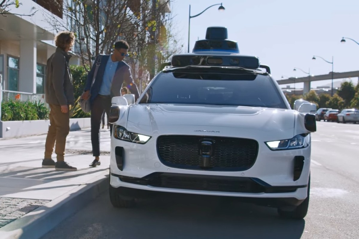 Kada se vještačka inteligencija zbuni: Majicom zaustavio robotaksi (VIDEO)