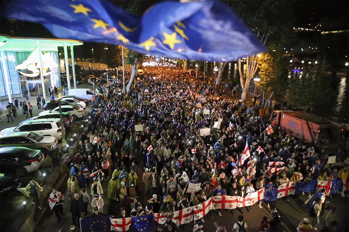 Gruzija: Demonstranti pokušavaju da preuzmu vlast na silu metodama srpske NVO