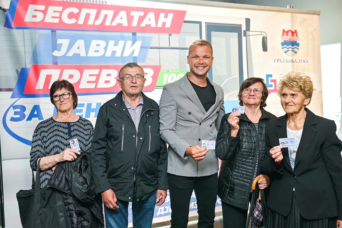 Još 400 kartica za besplatan javni prevoz uručeno penzionerima u Banjaluci