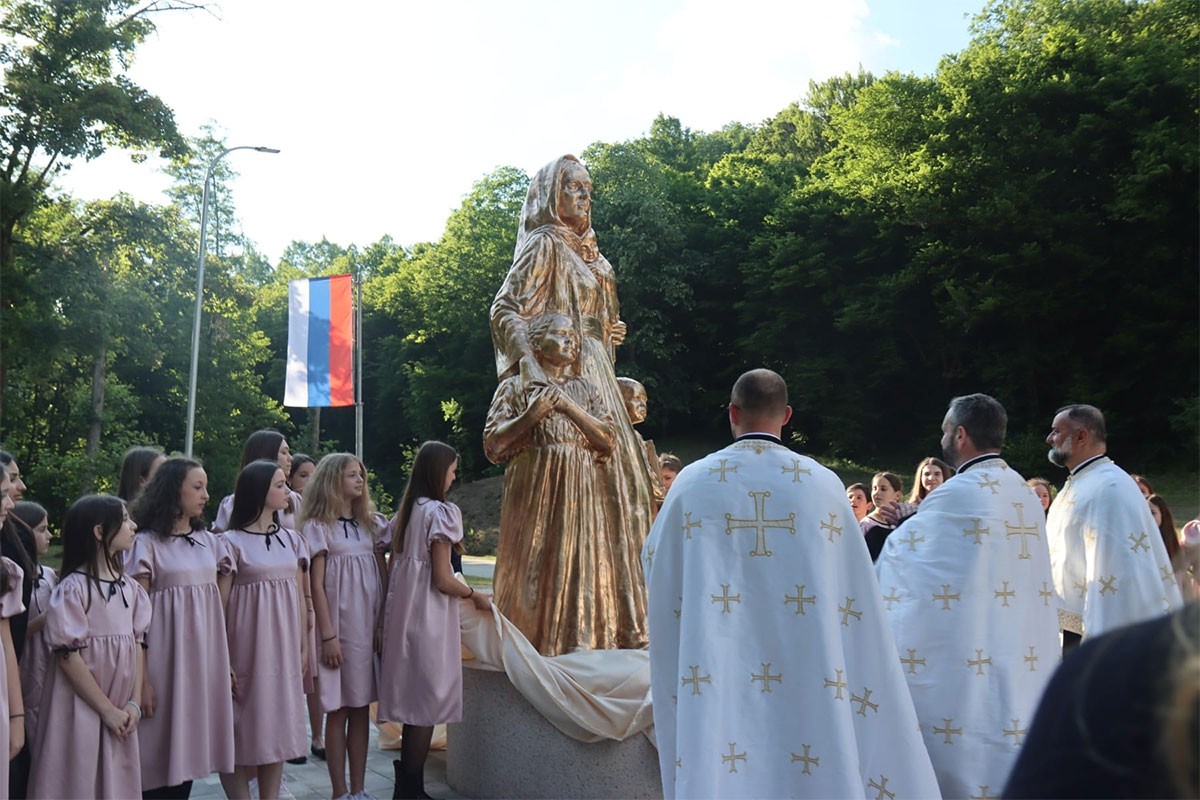 Otvoren spomenik u čast majke u manastiru Osovica kod Srpca (FOTO)