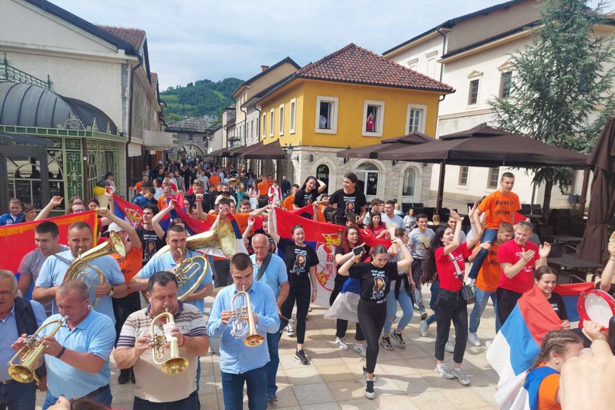 Maturanti u Srpskoj završili školovanje, pogledajte slavlje (FOTO, VIDEO)