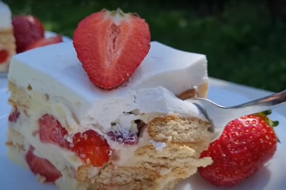 Torta od banana i jagoda koja se ne peče