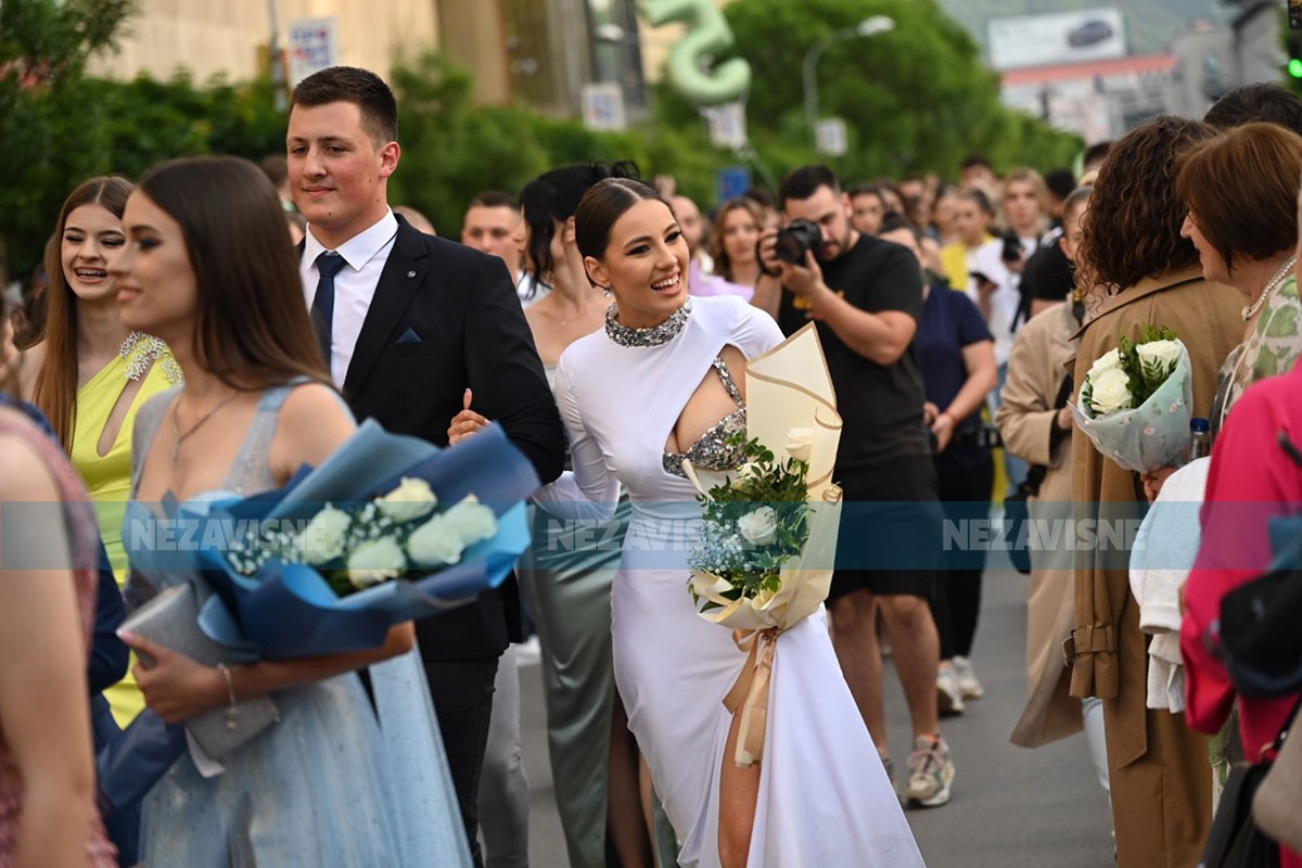 Banjalukom prodefilovali maturanti najhumanije struke (FOTO, VIDEO)