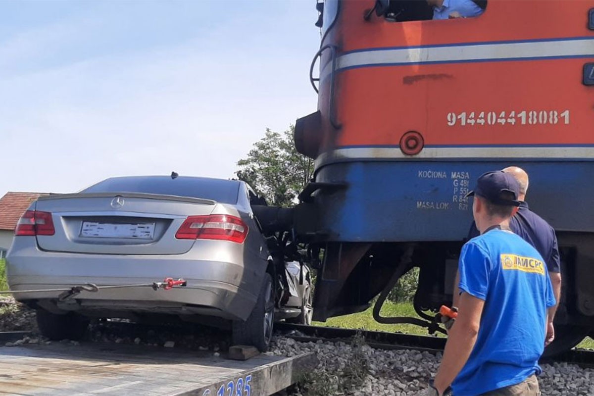Željeznice Republike Srpske: Automobil podletio pod lokomotivu